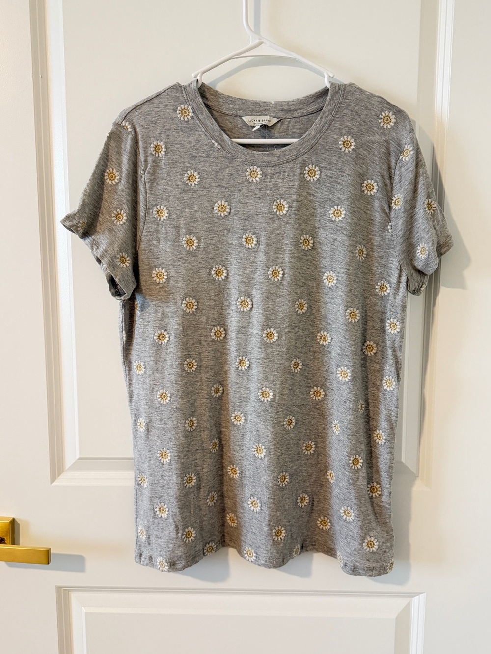 Lucky Brand soft daisy embroidered T-shirt, size large NWOT
